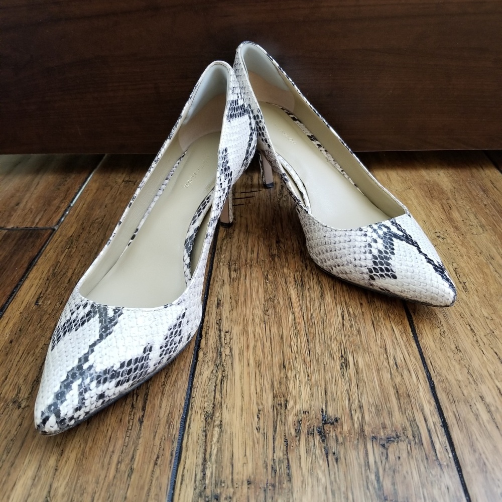 NEUTRAL WHITE GRAY SNAKE LEATHER 2.5" HEEL SZ 6.5